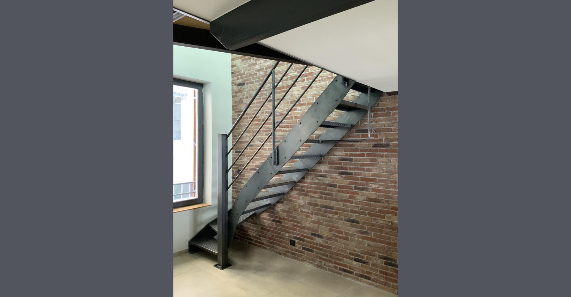 Rénovation complète : escalier en métal brut